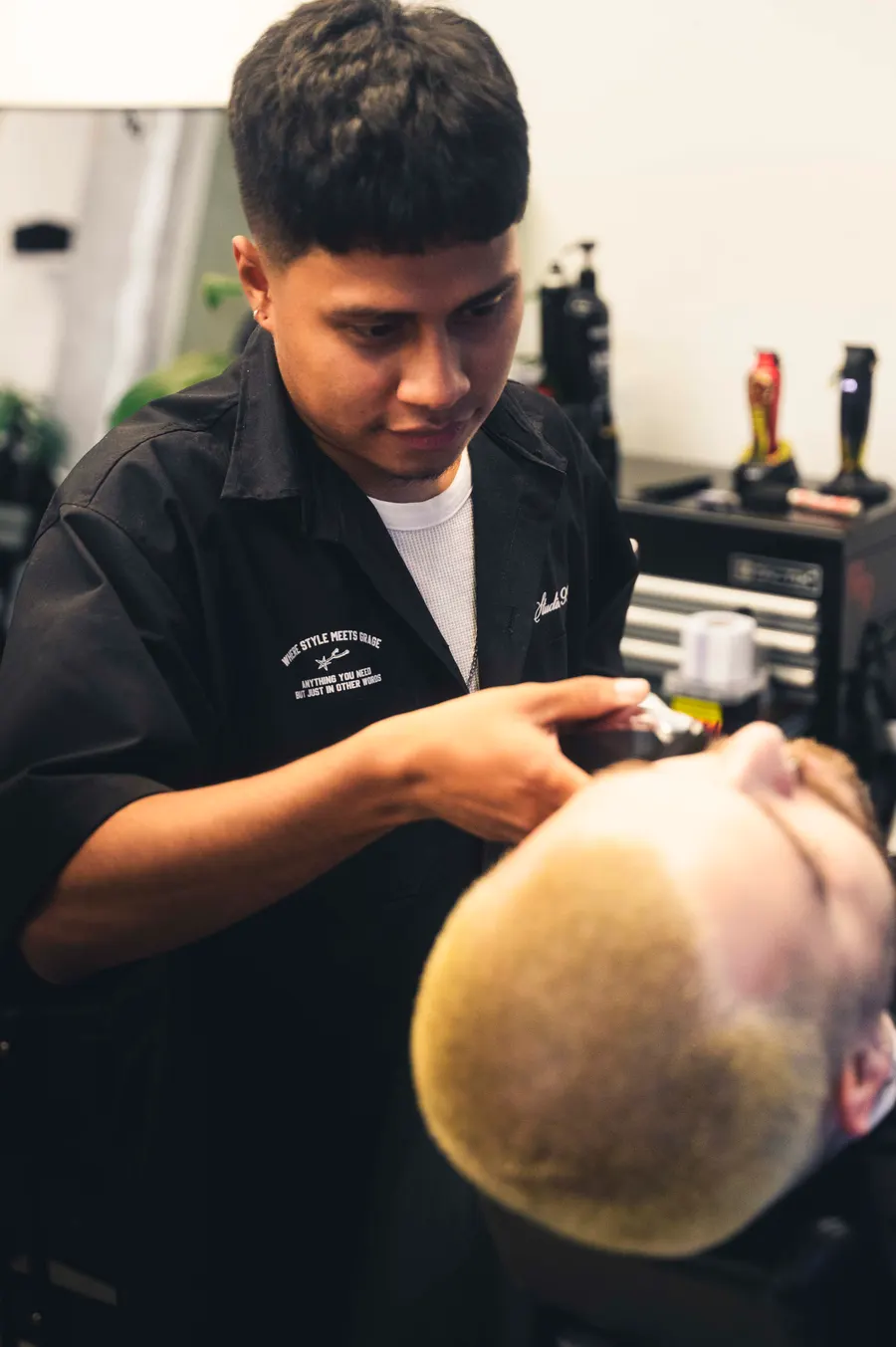 Barbero con la camisa bordada Studio 99