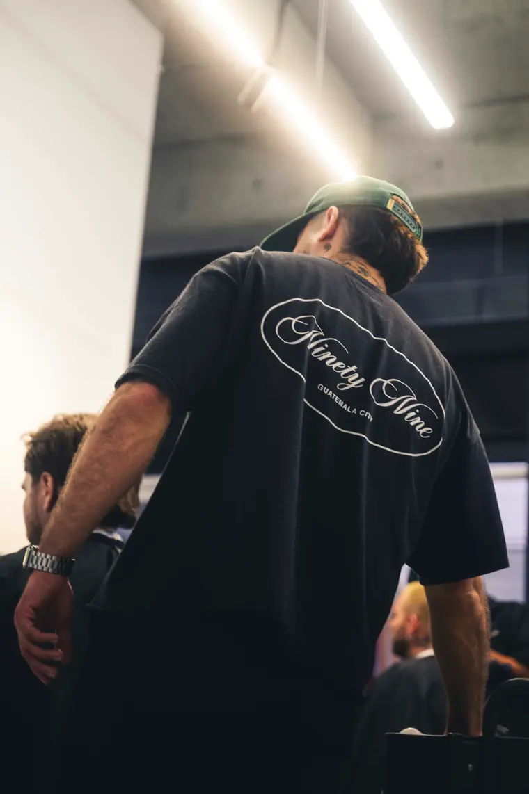 Ninety Nine GC Tee — Negra · óvalo script a la espalda