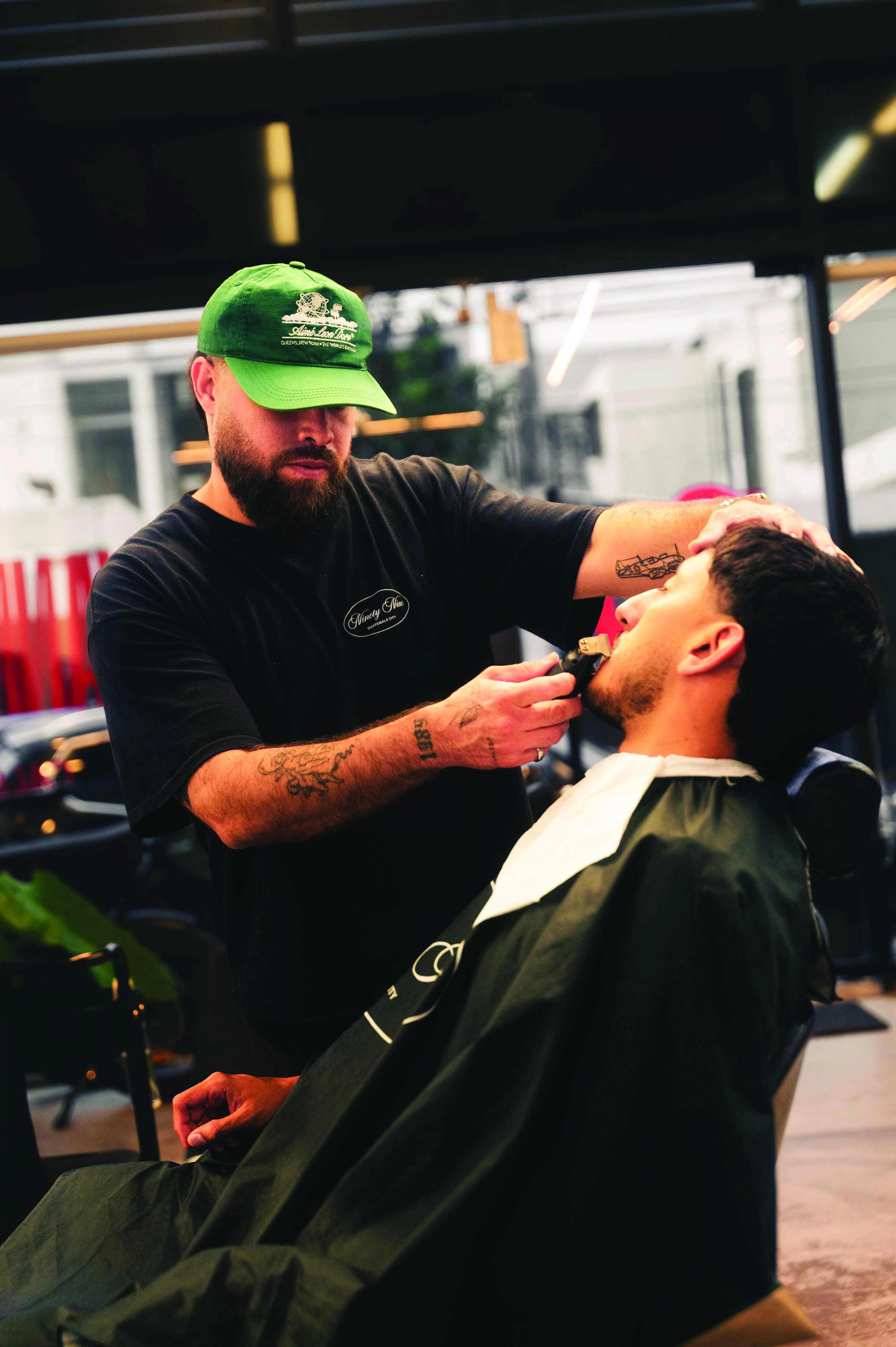 Barbero talla la barba con navaja a un cliente
