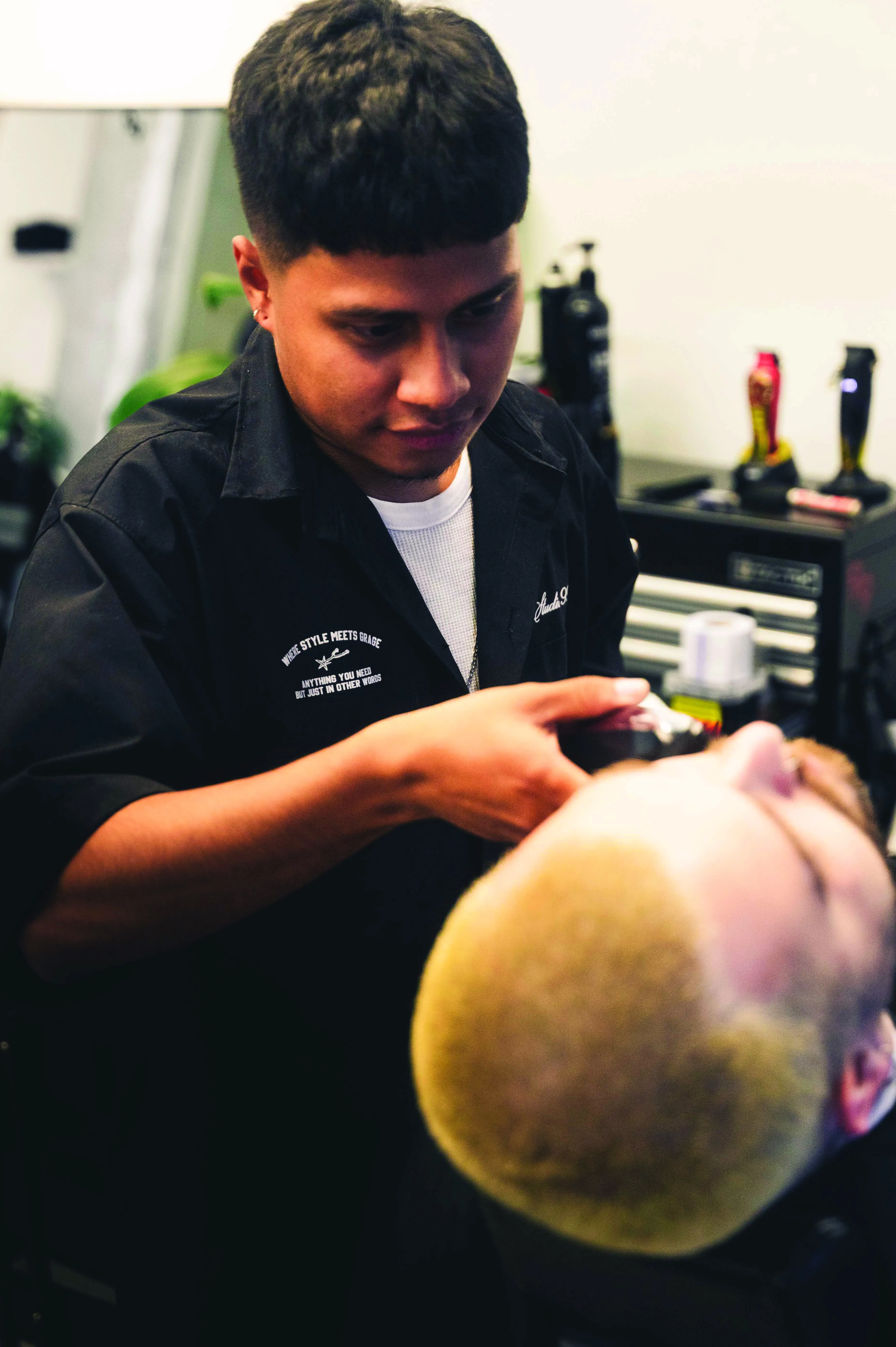 Barbero preparando el corte, ambiente cálido