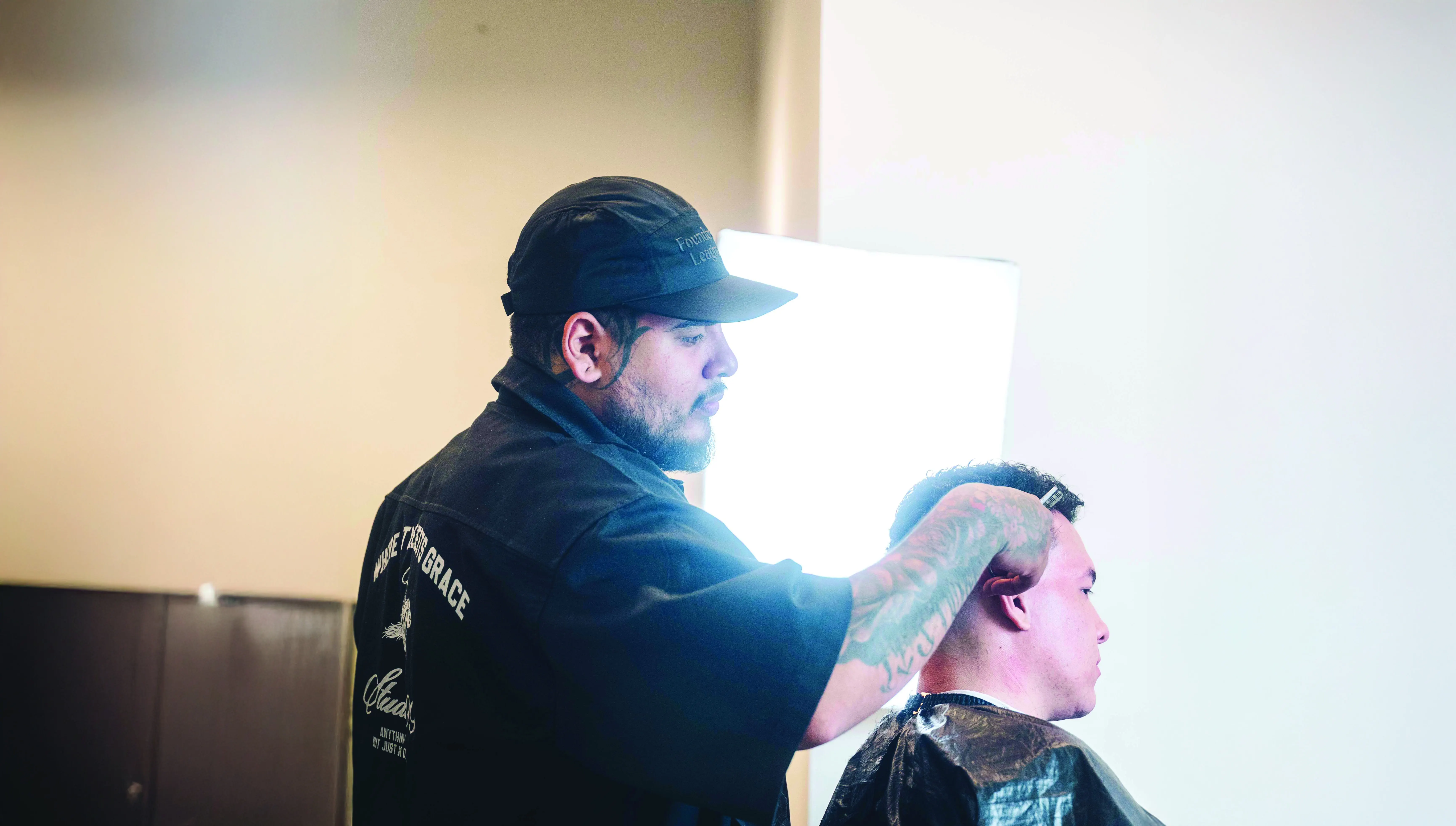 Barbero perfilando el corte de perfil